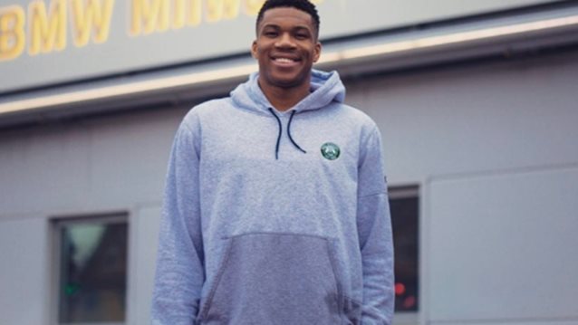 Γιάννης Αντετοκούνμπο: Πρωταγωνιστής στη νέα καμπάνια του STR8! Μάθε πώς και πού θα παρακολουθήσεις το διαφημιστικό σποτ