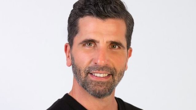 Η πρώτη φωτογραφία του Θανάση Βισκαδουράκη ως ιερέας στη &quot;Γη της Ελιάς&quot;