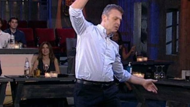 Απόστολος Γκλέτσος: Σηκώθηκε και &quot;γκρέμισε&quot; το &quot;Στην υγειά μας&quot; με το ζεϊμπέκικο του