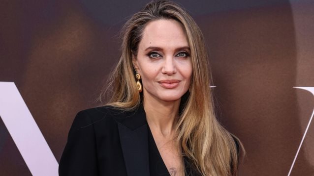 H Angelina Jolie μόλις επανέφερε τις μπούκλες στη μόδα