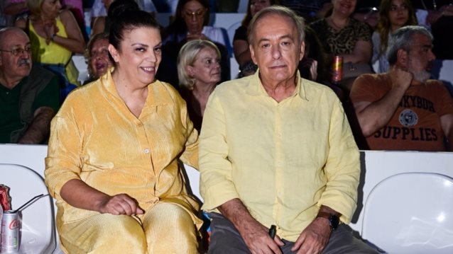 Ο Ανδρέας Μικρούτσικος σε σπάνια βραδινή έξοδο με τη σύντροφό του