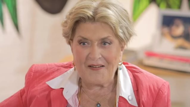 Video Of The Day: Η Βάσια Τριφύλλη αποκαλύπτει αν έχει βγει ποτέ ραντεβού στα τυφλά!