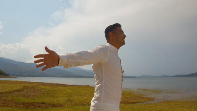 Νάσος Καρακώστας: Ο σταρ του «Ελλάδα έχεις ταλέντο» επιστρέφει με νέο κομμάτι σε «Χρώμα σοκολατί»