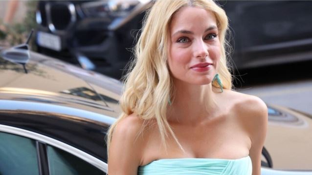 Στράπλες φόρεμα το φθινόπωρο; Η Δούκισσα Νομικού μας έδειξε τον τρόπο