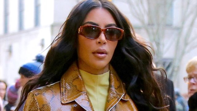 Hollywood Report
: H Kim Kardashian &amp; άλλοι διάσημοι στη χριστουγεννιάτικη  Νέα Υόρκη