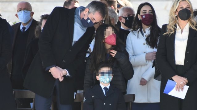 Ο Κώστας Μπακογιάννης στην παρέλαση με τα παιδιά του