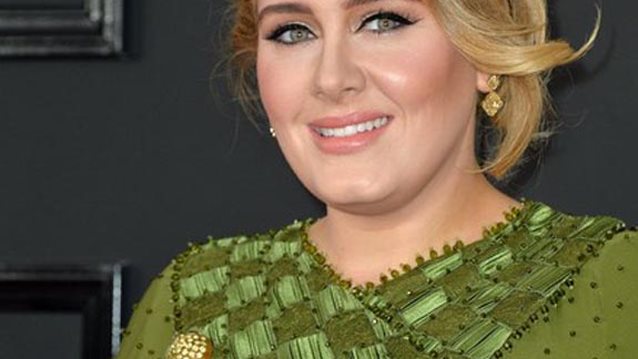 Adele: Έσπασε στα δύο το βραβείο Grammy;