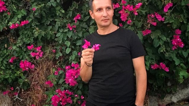 Δημήτρης Μπάσης: Η σπάνια φωτογραφία με τους γιους του στην παραλία