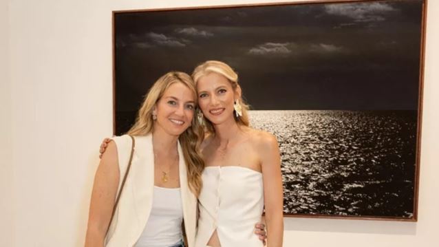 Χρυσή Βαρδινογιάννη - Νικόλαος Ντε Γκρες | Σε εγκαίνια εικαστικής έκθεσης στην Κηφισιά μαζί με τις οικογένειές τους