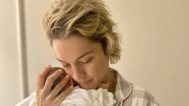 Η Γιούλικα Σκαφιδά απαθανατίζει τον δέκα μηνών γιο της να παίζει πιάνο και είναι ό,τι πιο cute είδες σήμερα