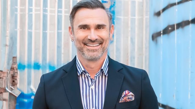 Γιώργος Καπουτζίδης | Μας ανοίγει το υπνοδωμάτιο του σπιτιού του στην Αίγινα