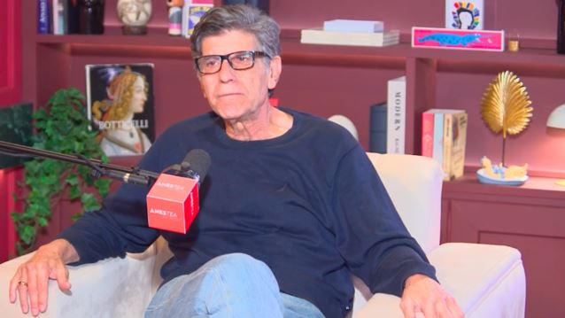 Γιάννης Μπέζος: "Η ελληνική τηλεόραση είναι ψευτοχαρούμενη. Νομίζεις ότι είσαι σε μια τρομερή κλειδαρότρυπα"