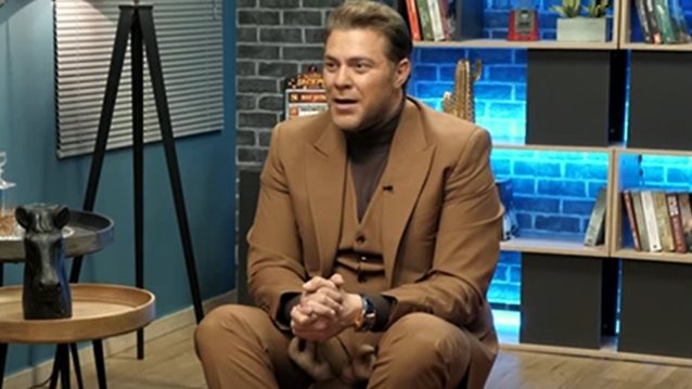 Video Of The Day: Ο Χολίδης διαλέγει ανάμεσα στη Χριστίνα Μουστάκα και τη Δούκισσα Νομικού: Ποια φωτογραφία έσκισε;