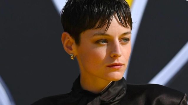 Emma Corrin | Η fashionable εμφάνιση στην πρεμιέρα του νέου κύκλου του Black Mirror