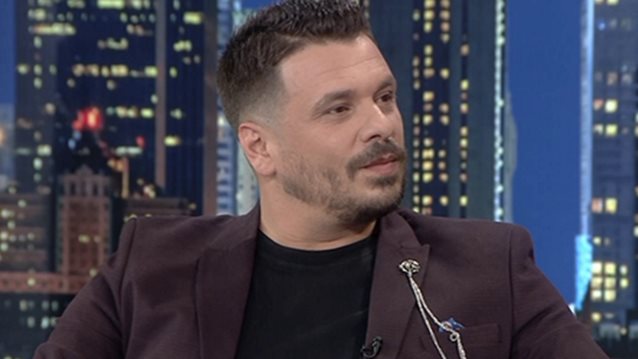 Ο Αλέξης Πρεβενάς &quot;ζωντανεύει&quot; το &quot;Κόκκινο Φόρεμα&quot; στο πλατό του The 2Night Show