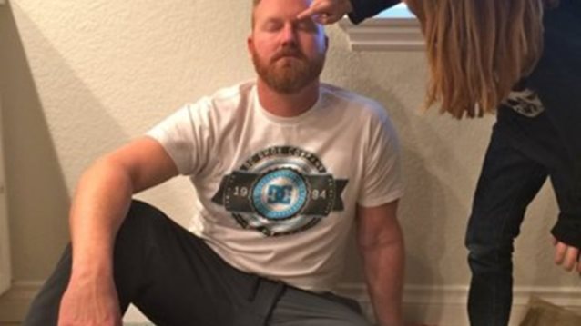 Δες τι κάνει αυτός ο γλυκός πατέρας!: Ο γιος του λατρεύει το μακιγιάζ και αυτός τον βοηθάει να εξασκήσει τις ικανότητές του: Πώς το κάνει αυτό;