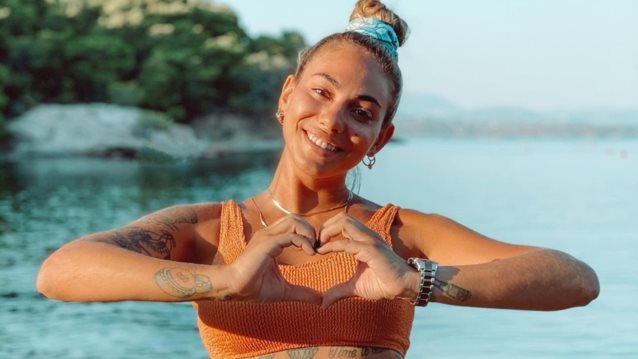 Ευρυδίκη Βαλαβάνη | Kάνει surf και εντυπωσιάζει με τα καλλίγραμμα πόδια της