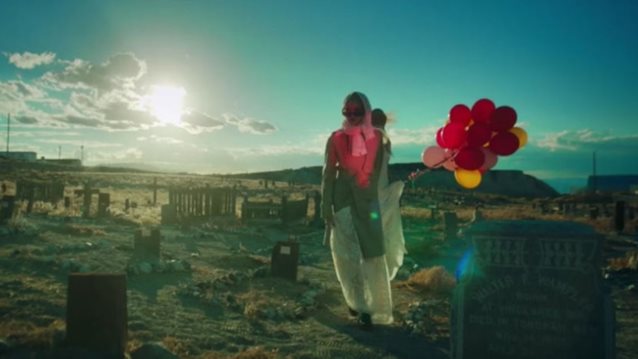 Stella McCartney : Η νέα ταινία της έχει μυστήριο, μόδα και ρετρό αισθητική