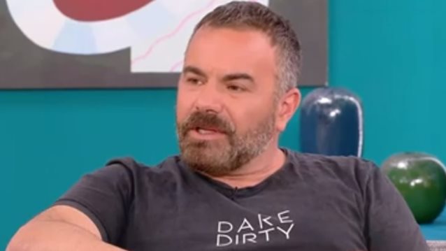 Βασίλης Καλλίδης: "Πέρασα καλά με τη Φαίη Σκορδά, αλλά η Ελένη Μενεγάκη βοήθησε με την καριέρα μου"