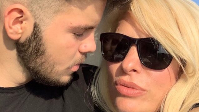 Άγγελος Λάτσιος : Άφησε μουστάκι ο γιος της Ελένης Μενεγάκη (pic)