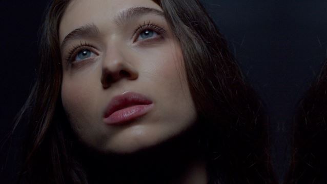 Η Γεωργία Μεσαρίτη από το &quot;Κάνε ότι κοιμάσαι&quot; στο νέο video clip των &quot;The BitterSweet&quot;