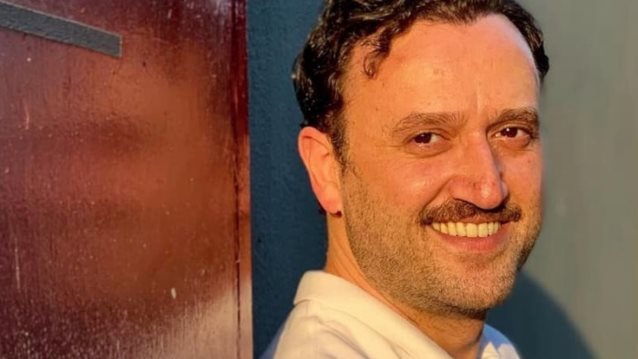 Αργύρης Αγγέλου | Οι φίλοι του τον...&quot;εκβίασαν&quot; να στολίσει χριστουγεννιάτικο δέντρο