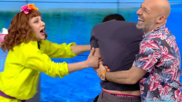 Video Of The Day: Στον Μουτσινά βλέπουν Power Of Love, η Βάνια εισβάλει και γίνεται χαμός!