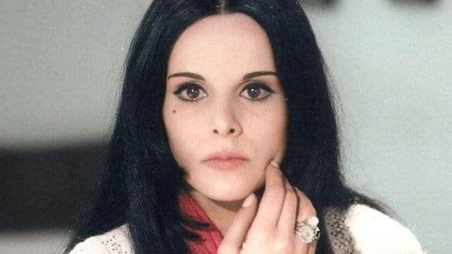 Έλενα Ναθαναήλ: Με το χαρακτηριστικό look των 60s σε εμφάνισή της στο Μόναχο