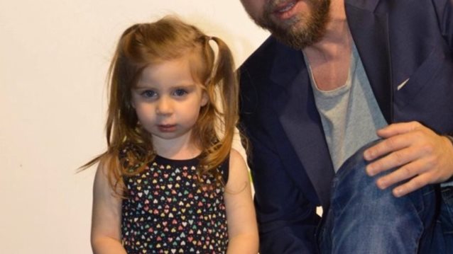 Γιάννης Βαρδής 
: Η κόρη του περίμενε στην πόρτα για να δει τον νεογέννητο αδερφό της!