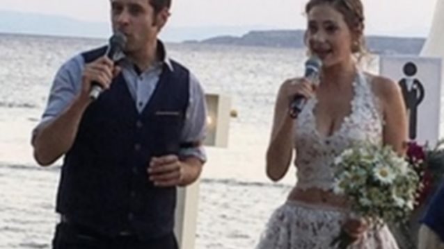 Αλεξάνδρα Ούστα - Γιάννης Σαρακατσάνης: Παντρεύτηκαν: Οι πρώτες φωτογραφίες του γάμου τους στην παραλία!