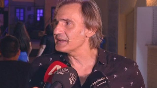 Άκης Σακελλαρίου: Η πρώτη δημόσια εμφάνιση μετά τη σοβαρή περιπέτεια της υγείας του &amp; η συγκίνηση του Αλέξανδρου Μπουρδούμη