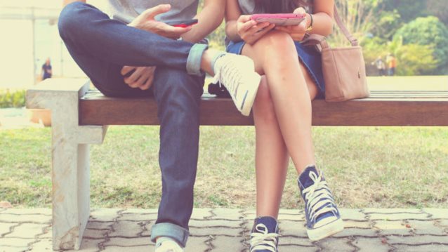 Ποιο είναι το λάθος που κάνουν όλοι στα dating apps;: Μην ψάχνεσαι δεξιά κι αριστερά!