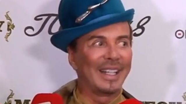 Λάκης Γαβαλάς: «Άρχισα να κουνάω το χέρι λίγο περίεργα και η γυναίκα μου με χώρισε»