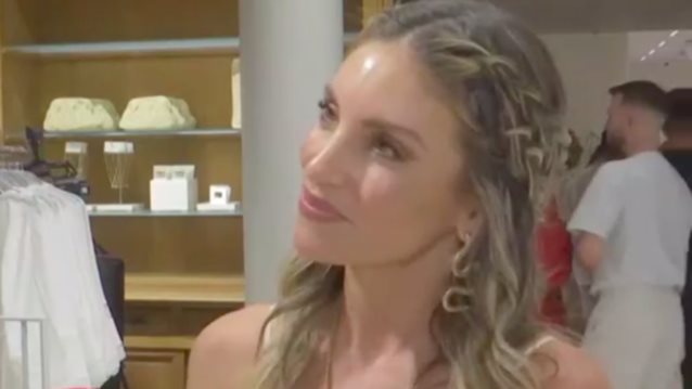 Η Αθηνά Οικονομάκου συνδύασε με στιλ τα παπούτσια που δεν θα φορούσε ποτέ η Victoria Beckham