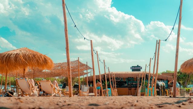 Kraken Beach Bar | Αυτός είναι ο νέος σου καλοκαιρινός προορισμός για μουσικές, cocktails, surf και φαγητό που σε ταξιδεύουν χωρίς να πας μακριά