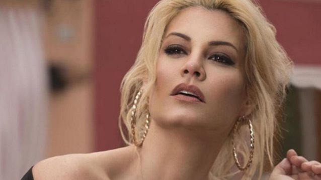 Μαρία Κορινθίου: Η πιο sexy γυναίκα της showbiz παρουσιάζει το νέο χρώμα των μαλλιών της