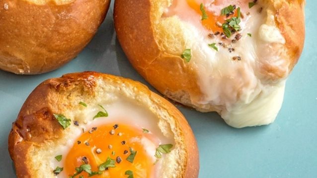Συνταγή: Γεμιστά Ψωμάκια με Αυγό, Γραβιέρα και Ζαμπόν: Μήπως είναι το επόμενο βραδινό σου γεύμα;