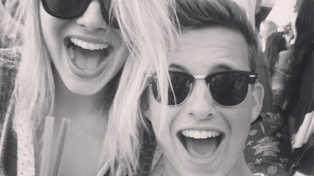 Margot Robbie: Εσύ έχεις δει τον κούκλο μικρό αδελφό της; Οι φωτογραφίες του θα σε πείσουν