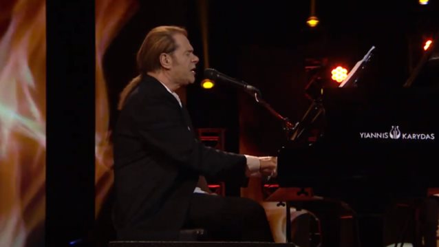 Σπίτι με το MEGA
: Preview: Δείτε τον Στέφανο Κορκολή να ερμηνεύει το «Σκόνη και Θρύψαλλα»