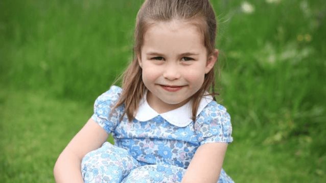 Πριγκίπισσα Charlotte: «Βγάζει γλώσσα» στους φωτογράφους και γίνεται viral!