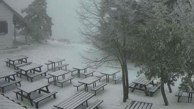 Καιρός: Πυκνή χιονόπτωση στα Βίλια και την Πάρνηθα - Έκλεισε ο δρόμος μετά το τελεφερίκ - Πού αλλού θα χιονίσει