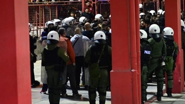 Σε κρίσιμη κατάσταση ο αστυνομικός μετά τη ναυτική φωτοβολίδα: Επαθε ανακοπή και τον επανέφεραν - Μαζικές προσαγωγές