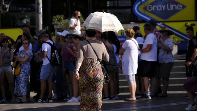 Καύσωνας Κλέων: Επιμένει και σήμερα η ζέστη με 40άρια, παρά τα μελτέμια- Μεγάλος ο κίνδυνο για πυρκαγιές