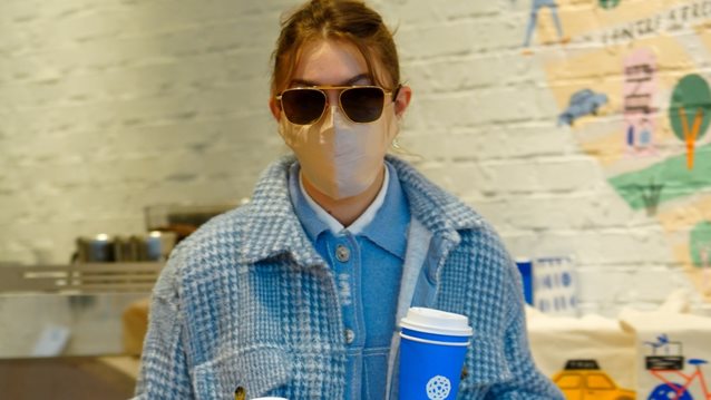 Η Gigi Hadid φόρεσε το jacket που δεν πρέπει να λείπει από τη γκαρνταρόμπα του 2021