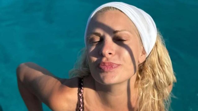 Η Ελένη Μενεγάκη με το κομμάτι από τη Stradivarius που θα πάρεις μαζί σου στις καλοκαιρινές σου διακοπές