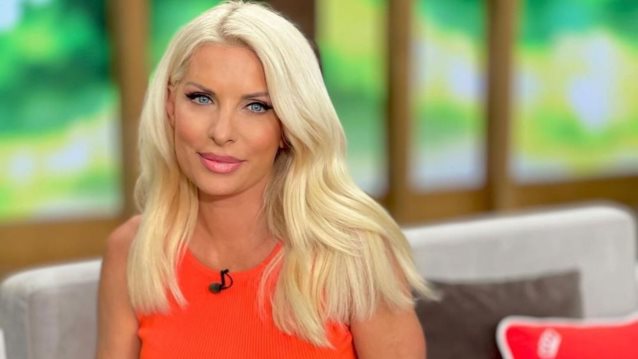 Η Ελένη Μενεγάκη πιο απλή από ποτέ με ελάχιστο μακιγιάζ και μαλλί κότσο