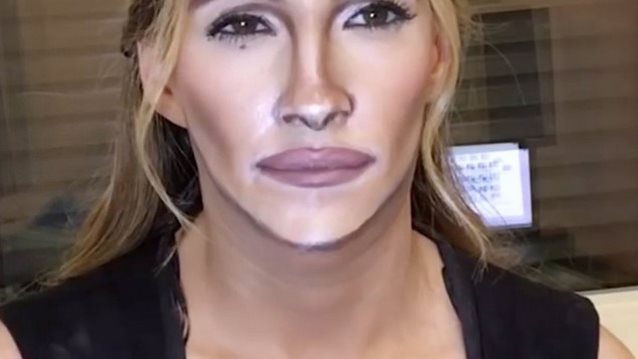 Μα πώς το κάνει;
: Αυτή η κοπέλα βάφεται και μεταμορφώνεται σε Julia Roberts και Angelina Jolie!