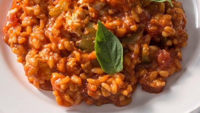 Συνταγή: Ντοματόρυζο με Βασιλικό και Φέτα: Ένα εύκολο φαγητό, με τη γεύση των διακοπών