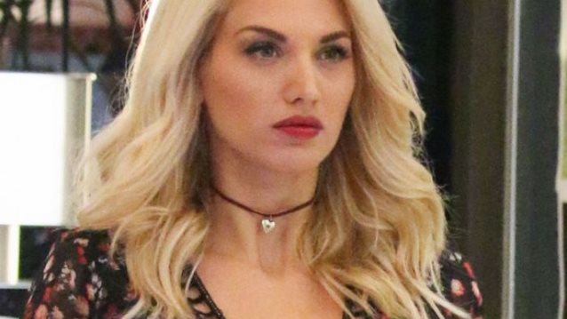 Κωνσταντίνα Σπυροπούλου: Sexy και εκτός πλατό: Πού την εντόπισε ο φωτογραφικός φακός;