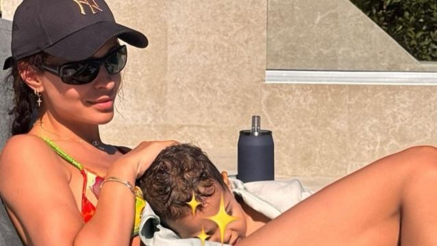 H Ελένη Φουρέιρα απαθανατίζει τον Αλμπέρτο Μποτία με τον γιο τους σε παιχνίδια στη θάλασσα